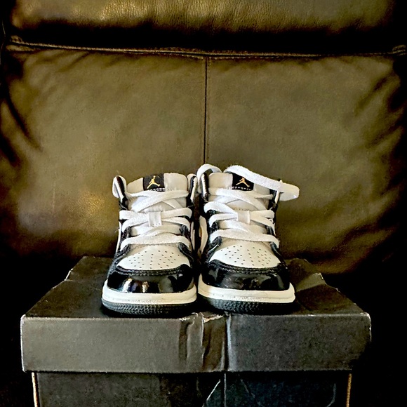 Toddler Jordan 1s size 5c - Picture 2 of 2